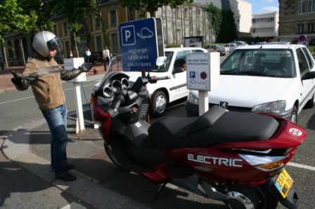 borne-electrique-scooter.jpg
