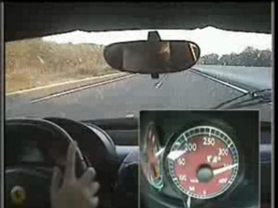 Record de vitesse sur autoroute en Ferrari, Gallardo, et Corvette [vidéo]