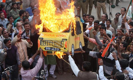 Des militants du "Comité Krishi Jami Raksha" (KJRC) dirigé par le Congrès de Trinamool incendient une effigie de l'ambitieuse voiture populaire "Nano" de Tata Motors lors d'une manifestation à Singur, où la construction de l'usine automobile Nano est stopé, à une trentaine de kilomètres au nord de Kolkata, le 10 janvier 2008.