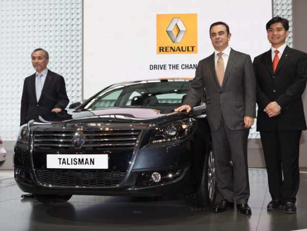 Renault veut construire des voitures en Chine. ICI au salon de pékin présentation de la Talisman en présence de Mr Carlos Ghosn.