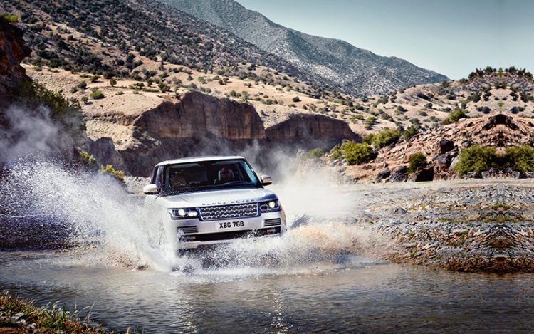 Le Range Rover est un outil tout terrain incontournable pour les dieux du rock et les grimpeurs.