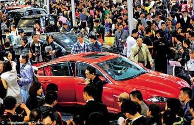 La foule sur le stand de JLR sur le salon en Chine 2012