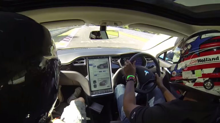 Une Tesla Model S n'arrive pas à firnir son tour au Nurburgring
