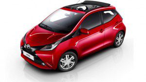 La Toyota Aygo X-wave s'équipe d'un toit ouvrant en toile.