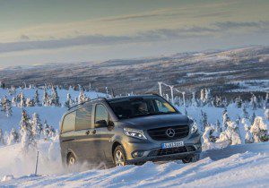  Très performant en conditions d'adhérence dégradées, le Mercedes Vito 4x4 trouvera ses utilisateurs dans les régions enneigées, en contexte agricole ou auprès des artisans devant accéderà des chantiers boueux.