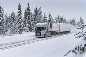 La possibilité de surcharger temporairement le pont moteur à 16T permet à un 6X2 de trouver l'adhérence indispensable aux conditions de roulage hivernales.