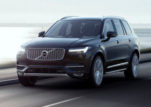 Carrure imposante et aspect statutaire pour le nouveau Volvo XC90. le lien de parenté avec l'ancien est évident, la longueur a augmenté de 15 cm à 4.95 m.