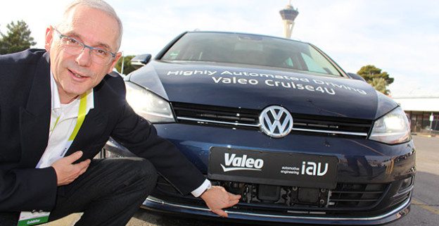 La voiture autonome Valéo Drive 4U est présenté au Salon ITS World Congress de Bordeaux.