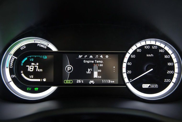 Le compteur de gauche du Kia Niro 2016 permet de surveiller la charge de la batterie et le fonctionnement du SUV.