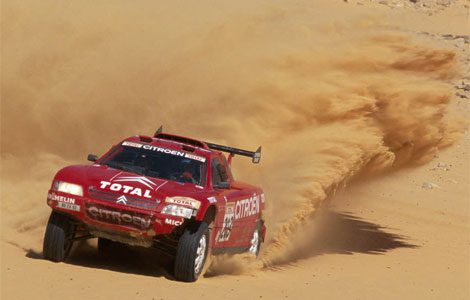 Paris Dakar 2003 : quelques mois seulement après avoir rejoint Citroen, Hubert auriol monte sur la troisième marche du podium avec Gilles Picard à ses cotés. La ZX Rallye Raid est entrée dans la légende des rallyes tout terrain.