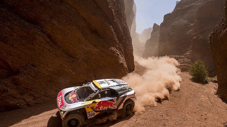 Stephane Peterhansel remporte la troisième étape du Dakar 2017 devant Sainz et Leb signant un triplé pour Peugeot