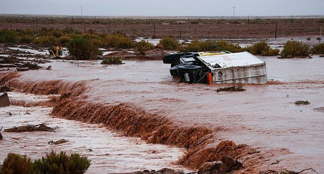 Un camion d'assistance sur le Dakar 2017 pris dans un torrent de boue entre Tupiza et Oruro en Bolivie (c) AFP