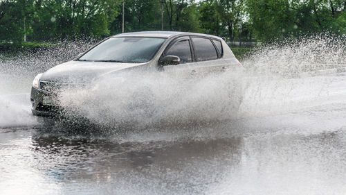 Conseils de conduite sur route inondée