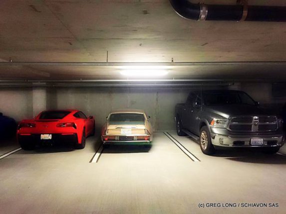 Citroen SM aux Etats-Unis dans un parking sous-terrain entre une Corvette 2015 et un Dodge Ram