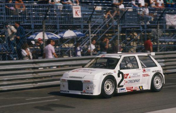 Carole Vergnaud sur le circuit Paul Ricard au volant d'une AX Superproduction en 1987