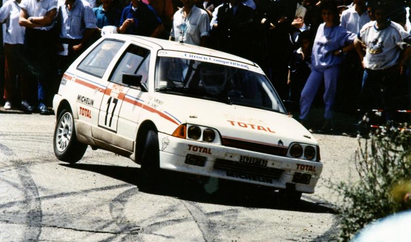 Laurent Poggi négocie parfaitement un virage à l'occasion du tour de Corse 1988. A ses cotés Jean-Paul Chiaroni, futur copilote de Philippe Bugalski.