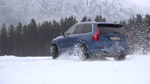 Volvo XC90 dans la neige