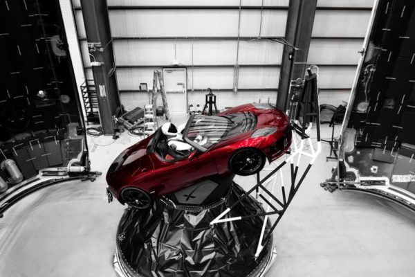 Starman le robot dans la Tesla Roadster rouge qui était à l'intérieur de la fusée Falcon Heavy