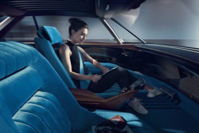 Voulez-vous rattraper un peu de lecture ? Il suffit de basculer l'e-Legend en mode autonome (Crédit: Peugeot)