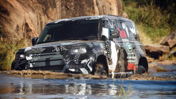 Le nouveau land Rover Defender 2020 photographié presque sans camouflage ici en Afrique