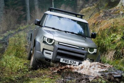 Defender 110 dans la forêt