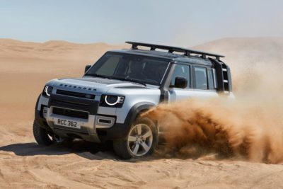 Land Rover Defender dans le sable