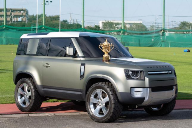 e nouveau Land Rover Defender 90 remet le trophée de la Coupe du Monde de Rugby