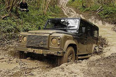 Land Rover Defender dans la boue