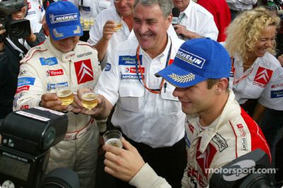 Sébastien et Daniel entourent Guy Fréquelin sur le rallye San Remo 2003.