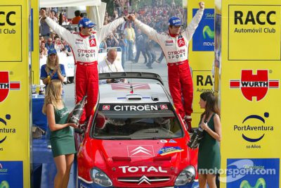 Pilote et copilote fêtent ensemble le nouveau titre constructeurs pour Citroën, sur le rallye de Catalogne 2005.