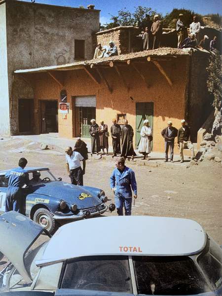 Voiture mythique, la DS n'en est pas moins une voiture sportive. Ici au rallye du Maroc 1969