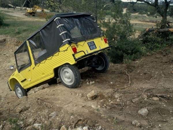 Pour tous les amoureux de chemins creux et de pistes défoncées, Citroen a inventé la "voiture trial", capable de tracter quatre cents kilos de charge sur les pentes incroyables, pouvant dépasser 60 %. Ici le modèle de Méhari 4x4 de 1979
