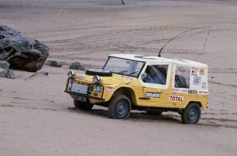 Méhari transformée en véhicule d'assistance médicale lors de l'édition 1980 du raid Paris Alger Dakar
