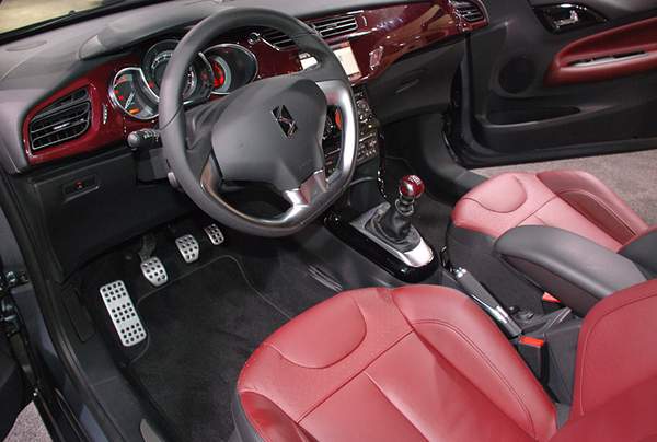 Intérieur en cuir rouge pour la Citroën DS3