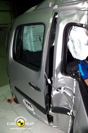 Mercedes-Citan-ouverture-apparait-crash-test-pilier.jpg