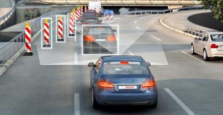 Voiture à la conduite automatisée avec Bosch iBooster pour accélérer le freinage de votre voiture