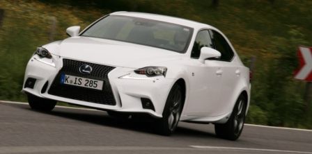 Lexus IS 300h, hybride essence 223 ch cumuléà partir de 37900 €