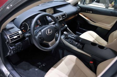 lexus-is300h-planche-de-bord-carideal.jpg