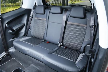 peugeot-208-banquette-arriere.jpg