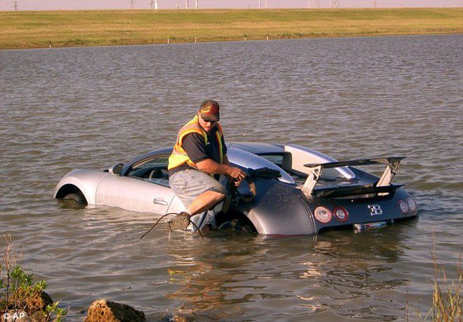 Bugatti Veyron dans un Lac