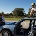 Conduire sa voiture avec un Iphone en surfant
