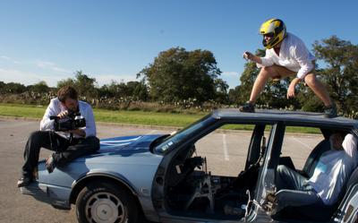 Conduire sa voiture avec un Iphone en surfant