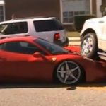 Une Ferrari écrasée par un 4x4 Buzz vidéo