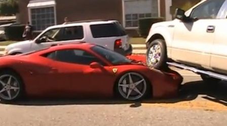 Une Ferrari écrasée par un 4x4 Buzz vidéo
