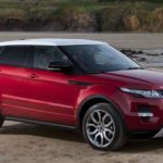 Les Land Rover de 2011 Le Land Rover Evoque sera disponible en 3 et 5 portes Le Land Rover Evoque fut la vedette du Mondial de Paris en portes puis en 5 portes à Los Angeles. L'Evoque sera le plus modèle de la gamme avec 4.32m et 3 cm de plus en 5 portes. Il sera équipé d'un moteur essence avec turbo de 240 ch et de deux diesels de 150 ch et de 190 ch. Disponibles en versions à deux et à quatre roues motrices, l'Evoque proposera une version limitée à 130g de CO2/km