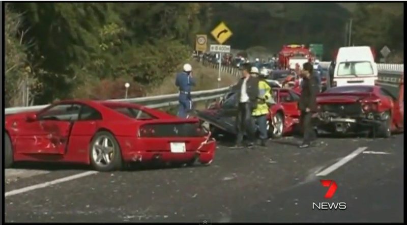 Accident de voiture Carambolage de Ferrari sur l'autoroute au Japon