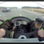 Une moto se fait poser à 300 km/h par une RS6 en video