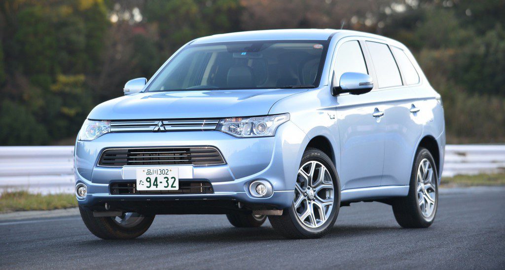 Le Mitsubishi PHEV est tout simplement invendable à se tarif là : 49900 € Bonus déduit. C'est 8310 € de plus qu'un Outlander diesel en boite automatique. La consommation d'essence sur autoroute est rédibitoire... mais le SUV au quotidien est plaisant.