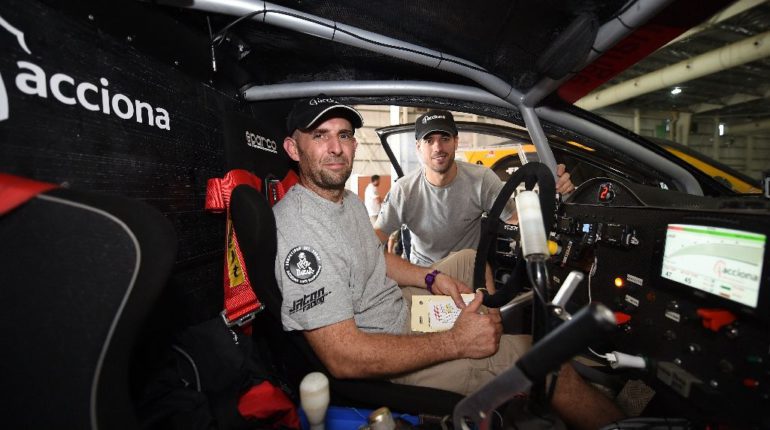 Le pilote Ariel Jatton et le copilote Gaston Daniel Scazzuso tout deux argentins posent à l'intérieur de leur Acciona Eco Power avant le Rallye Dakar 2016 le 1er janvier 2016 (AFP Photo / Franck Fife)