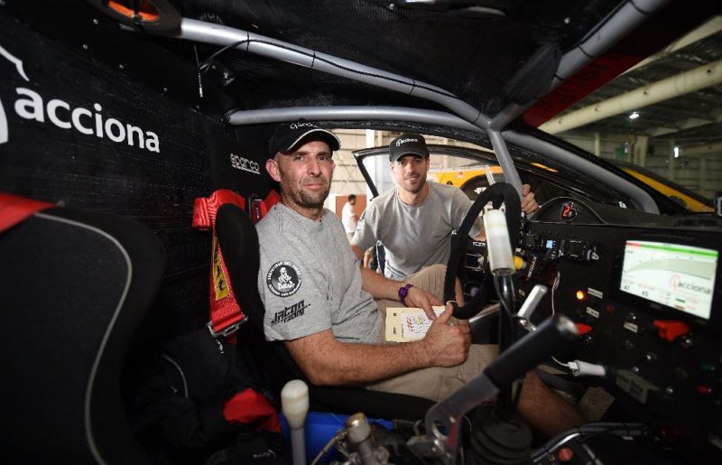 Le pilote Ariel Jatton et le copilote Gaston Daniel Scazzuso tout deux argentins posent à l'intérieur de leur Acciona Eco Power avant le Rallye Dakar 2016 le 1er janvier 2016 (AFP Photo / Franck Fife)